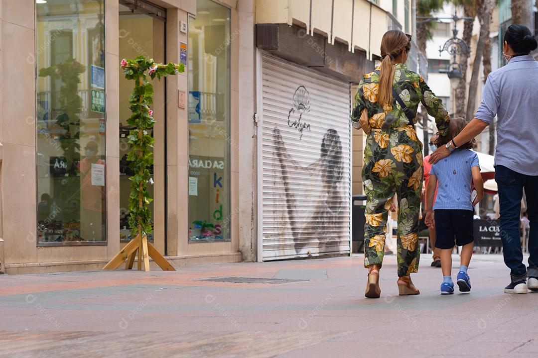 Málaga, Espanha - 19 de junho de 2021: Pessoas caminhando no centro histórico de Málaga na Espanha