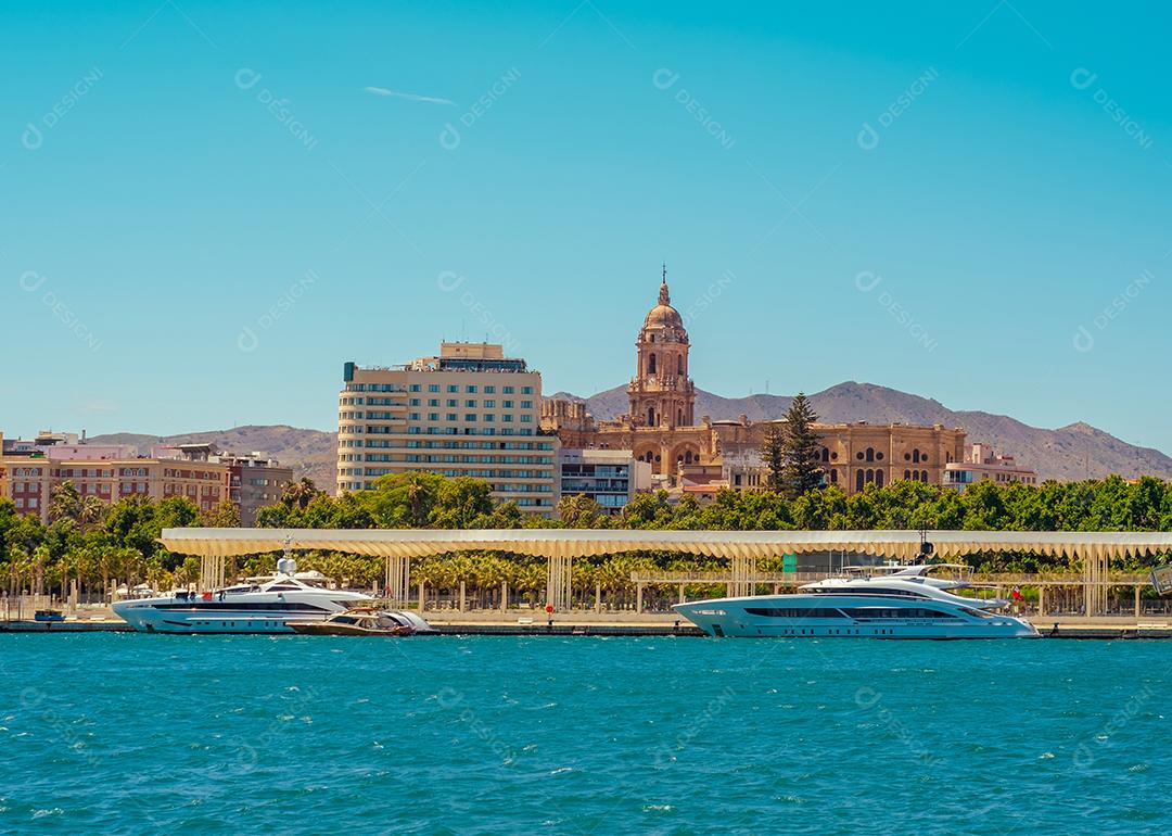Vista para o mar e porto de passeio marítimo de Málaga no verão.