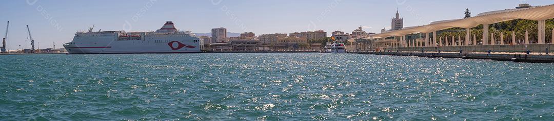 Vista panorâmica da cidade de Málaga no verão