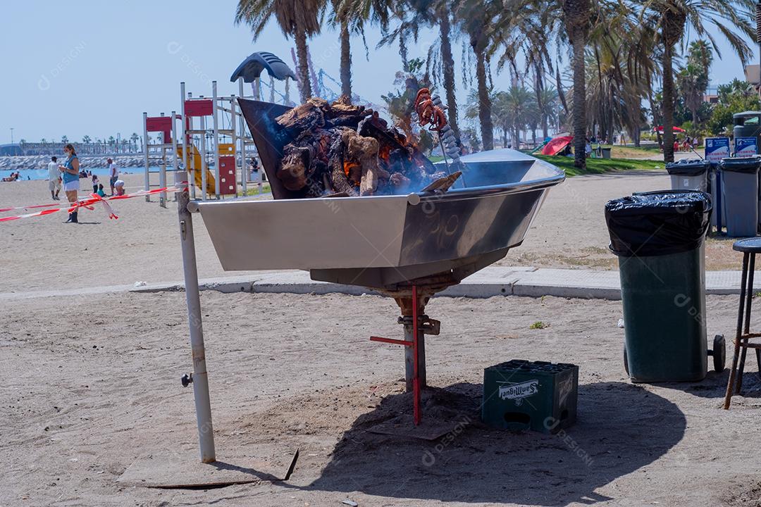 Vista de um espeto de peixe típico nas praias de Málaga