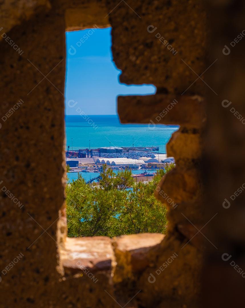 Bela vista do mar através da janela histórica no castelo de Gibralfaro em Málaga.