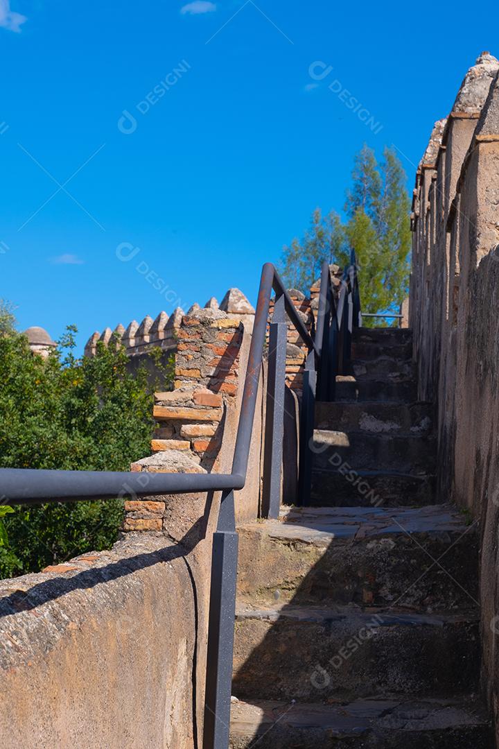 Vista das escadas do Castelo de Gibralfaro em Málaga.