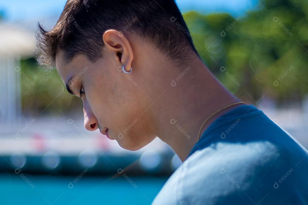 Vista de um adolescente no porto de Málaga, olhando para o mar.