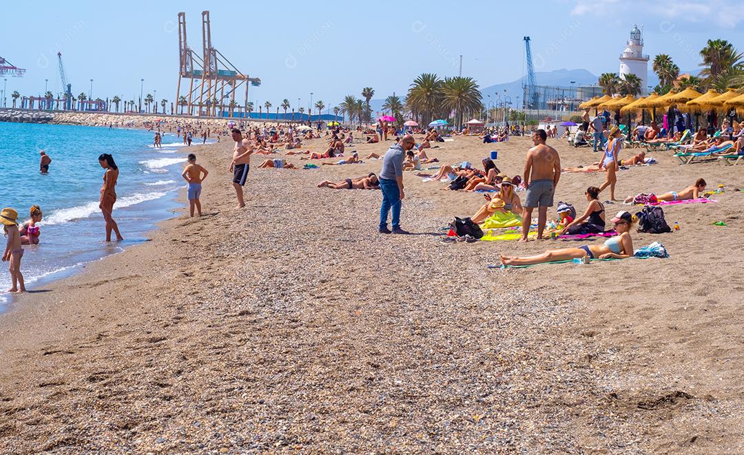 Málaga, Espanha - 4 de abril de 2021:Vista da famosa praia de Malagueta em Málaga no verão.