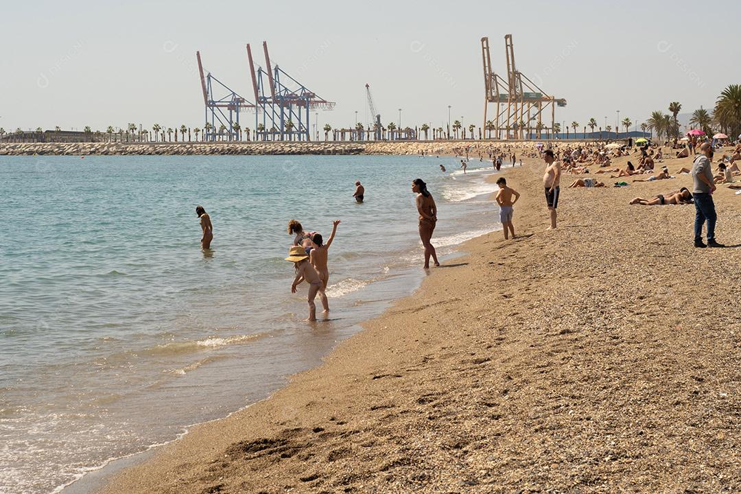 Málaga, Espanha - 4 de abril de 2021:Vista da famosa praia de Malagueta em Málaga no verão.
