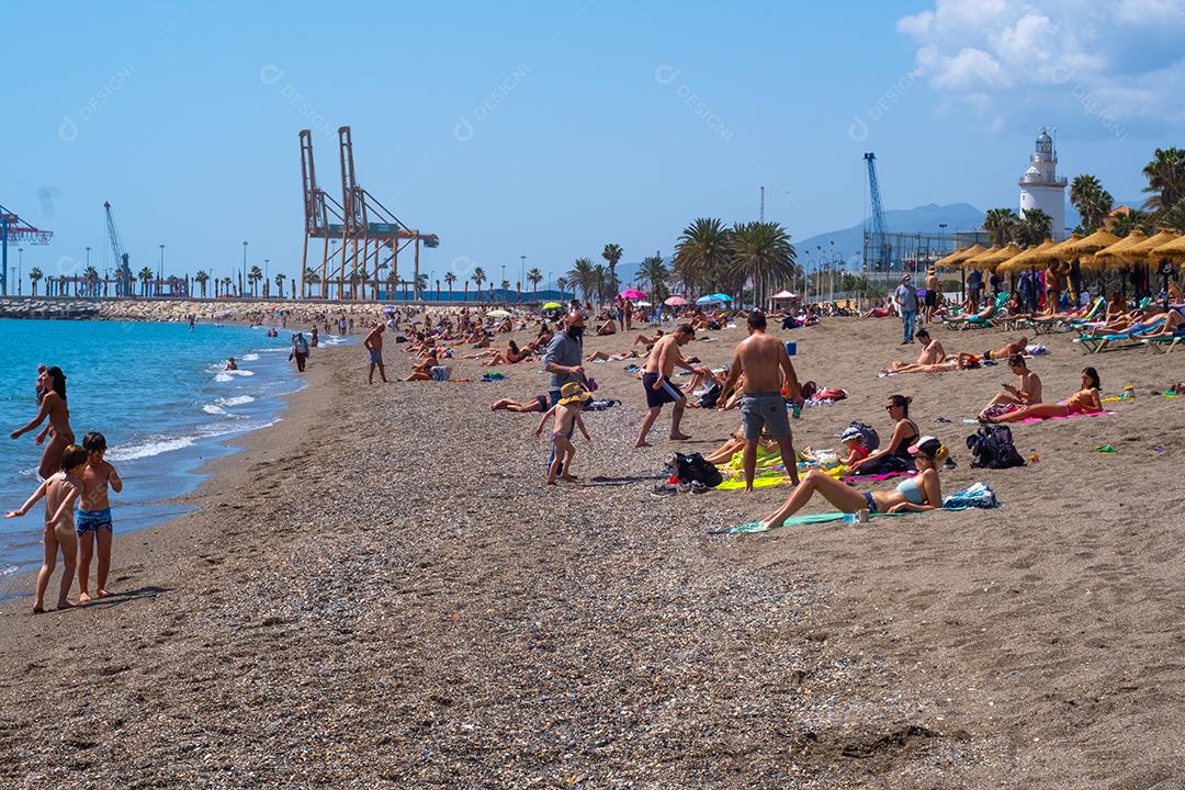 Málaga, Espanha - 4 de abril de 2021:Vista da famosa praia de Malagueta em Málaga no verão.