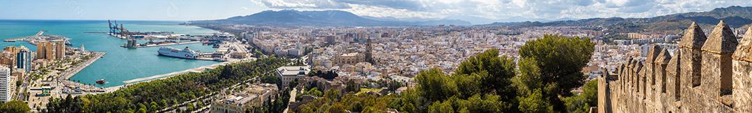 Vista panorâmica da cidade de Málaga no verão