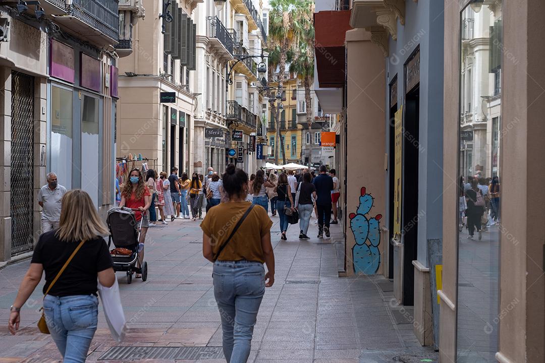 Málaga, Espanha - 19 de junho de 2021: Pessoas caminhando no centro histórico de Málaga na Espanha