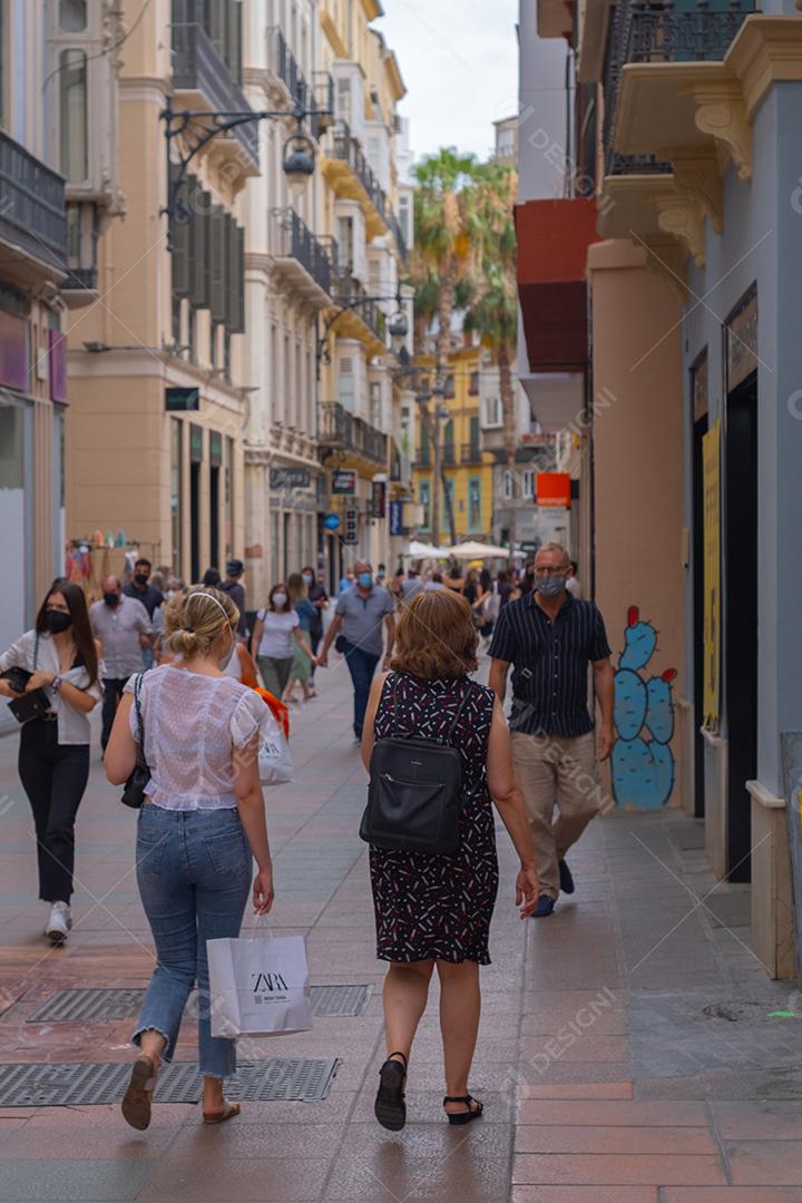 Málaga, Espanha - 19 de junho de 2021: Pessoas caminhando no histórico