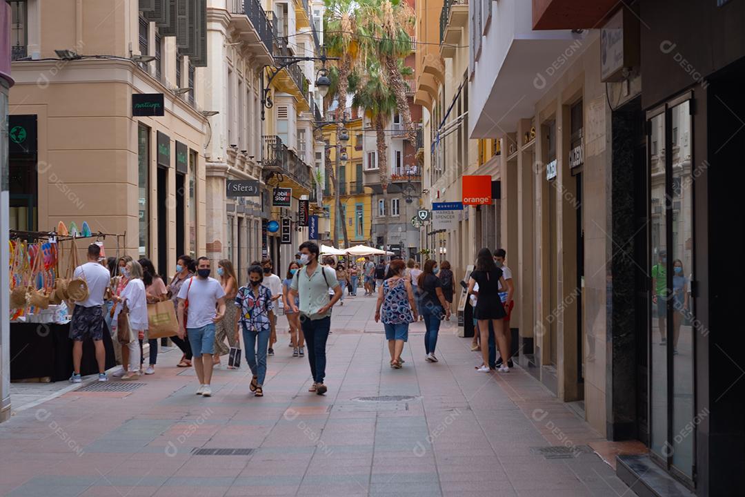Málaga, Espanha - 19 de junho de 2021: Pessoas caminhando no centro histórico de Málaga na Espanha