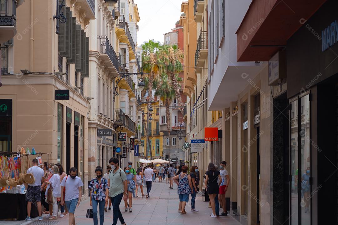 Málaga, Espanha - 19 de junho de 2021: Pessoas caminhando no centro histórico de Málaga na Espanha