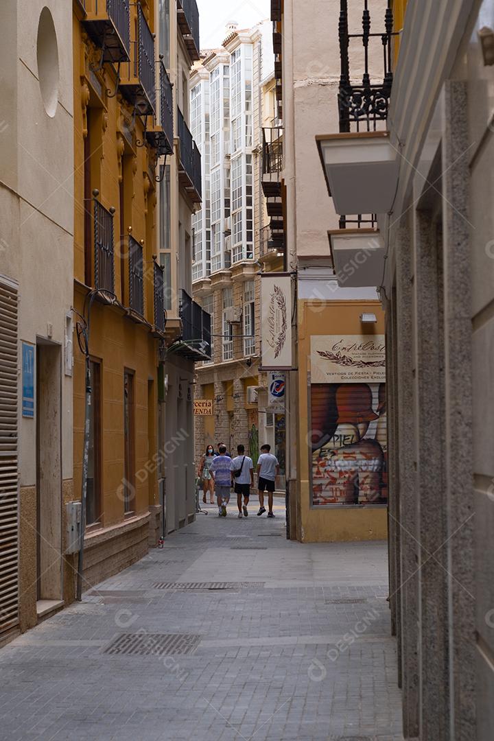 Málaga, Espanha - 19 de junho de 2021: Pessoas caminhando no centro histórico de Málaga na Espanha
