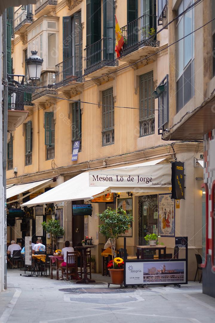 Málaga, Espanha - 19 de junho de 2021: Pessoas comendo em restaurantes no centro histórico de Málaga na Espanha