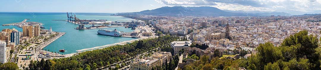 Vista panorâmica da cidade de Málaga no verão