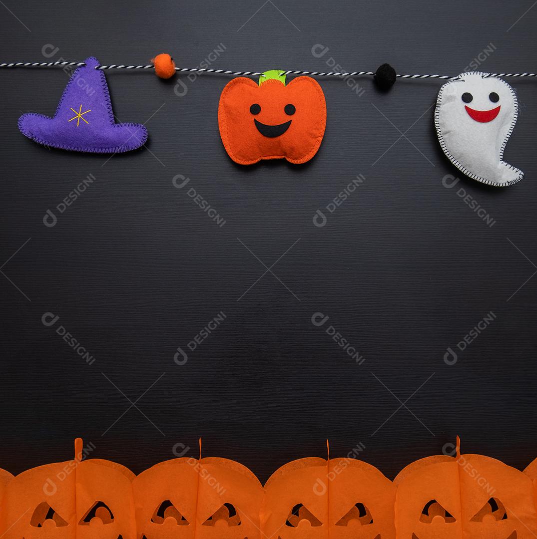 Vista de elementos de Halloween de algodão em uma guirlanda