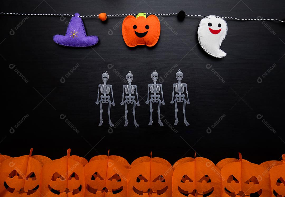 Vista de elementos de algodão do Halloween em uma guirlanda com um conjunto de esqueletos no meio