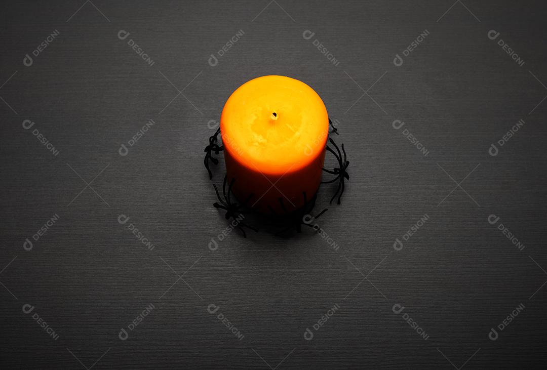 Vista de queima de vela laranja para festa de Halloween