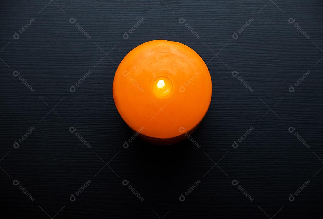 Vista de queima de vela laranja para festa de Halloween