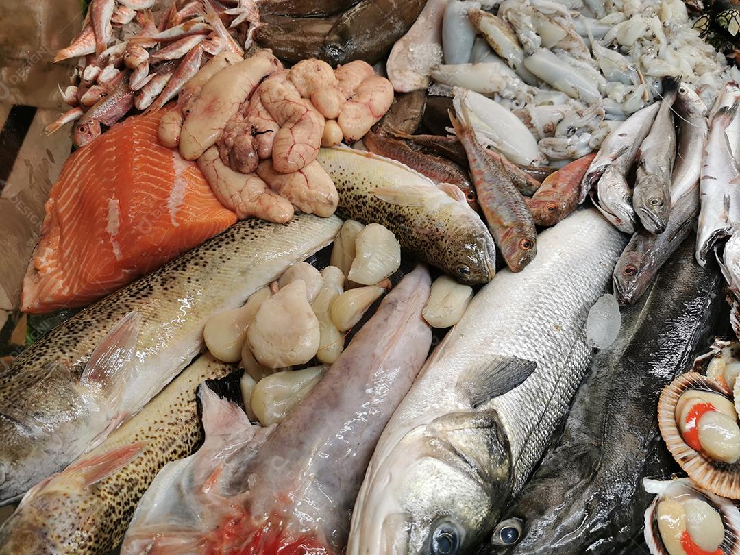 Quadro completo de diferentes tipos de frutos do mar.