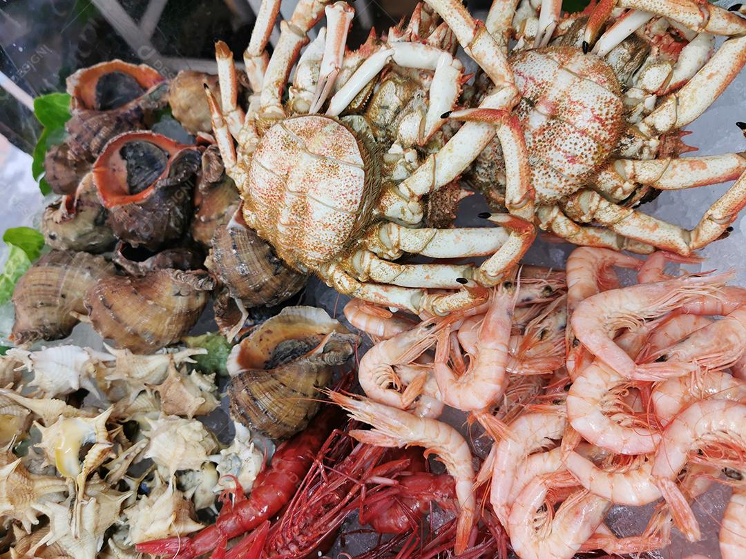 Quadro completo de diferentes tipos de frutos do mar.