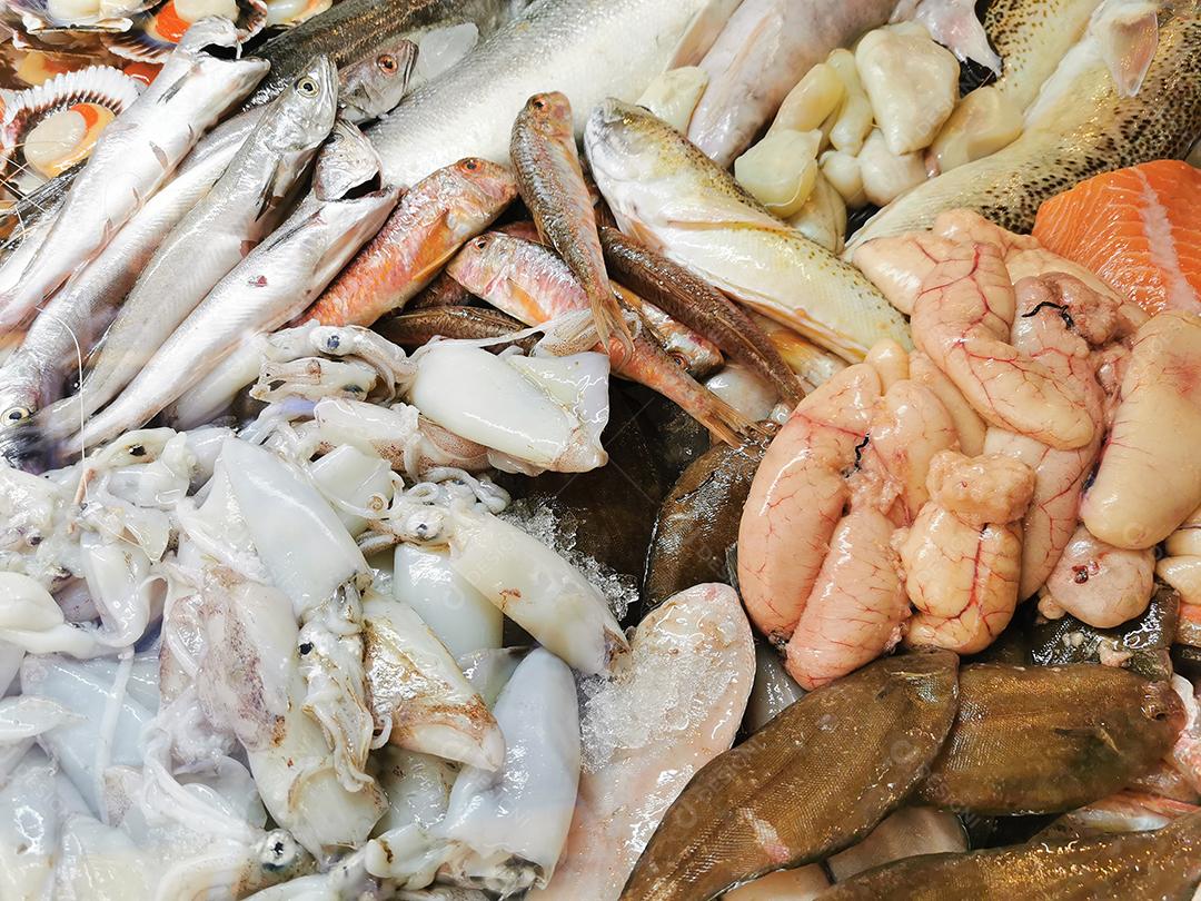 Quadro completo de diferentes tipos de frutos do mar.