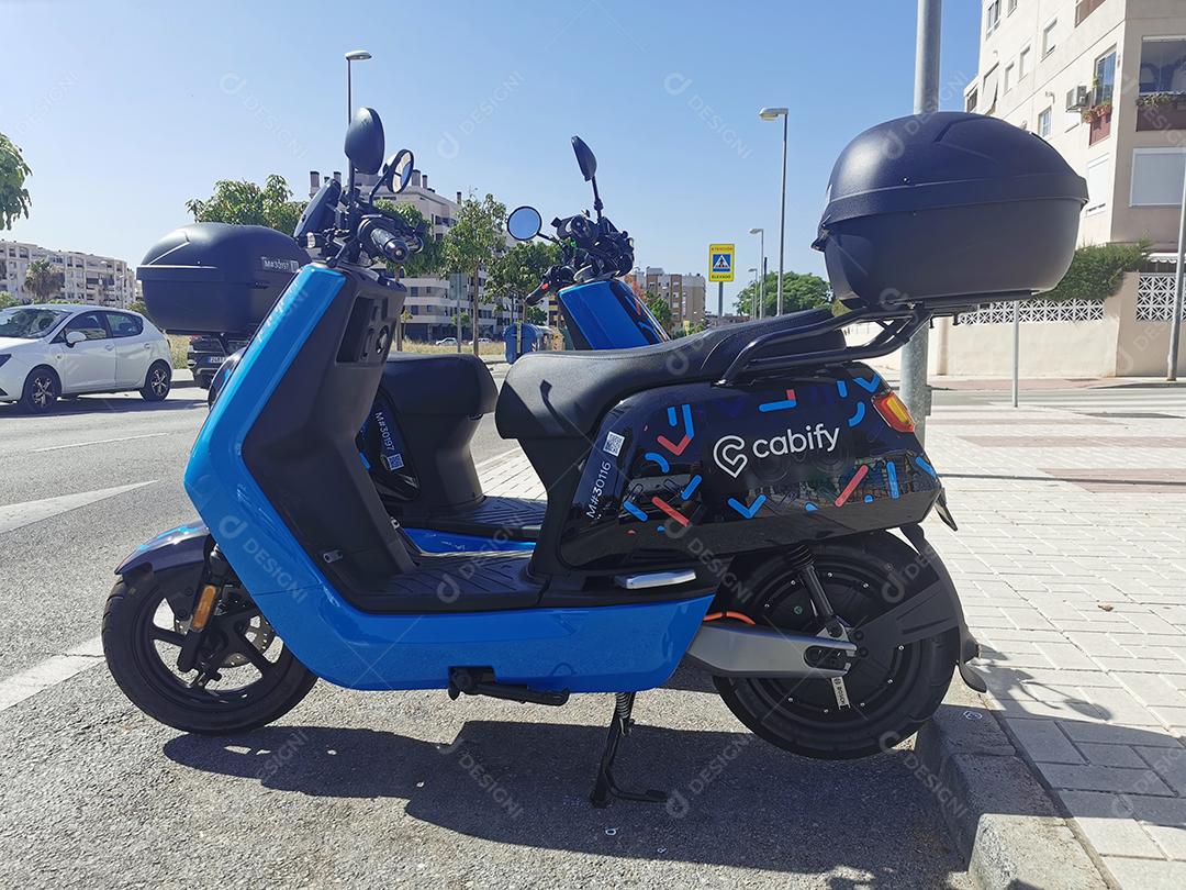 Málaga, Espanha - 5 de julho de 2021: Vista do novo Scooter de Compartilhamento Cabify.