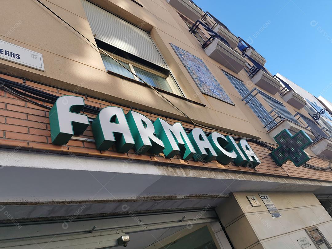 Málaga, Espanha - 23 de fevereiro de 2021: Vista da fachada da Farmácia nas Ruas de Málaga.