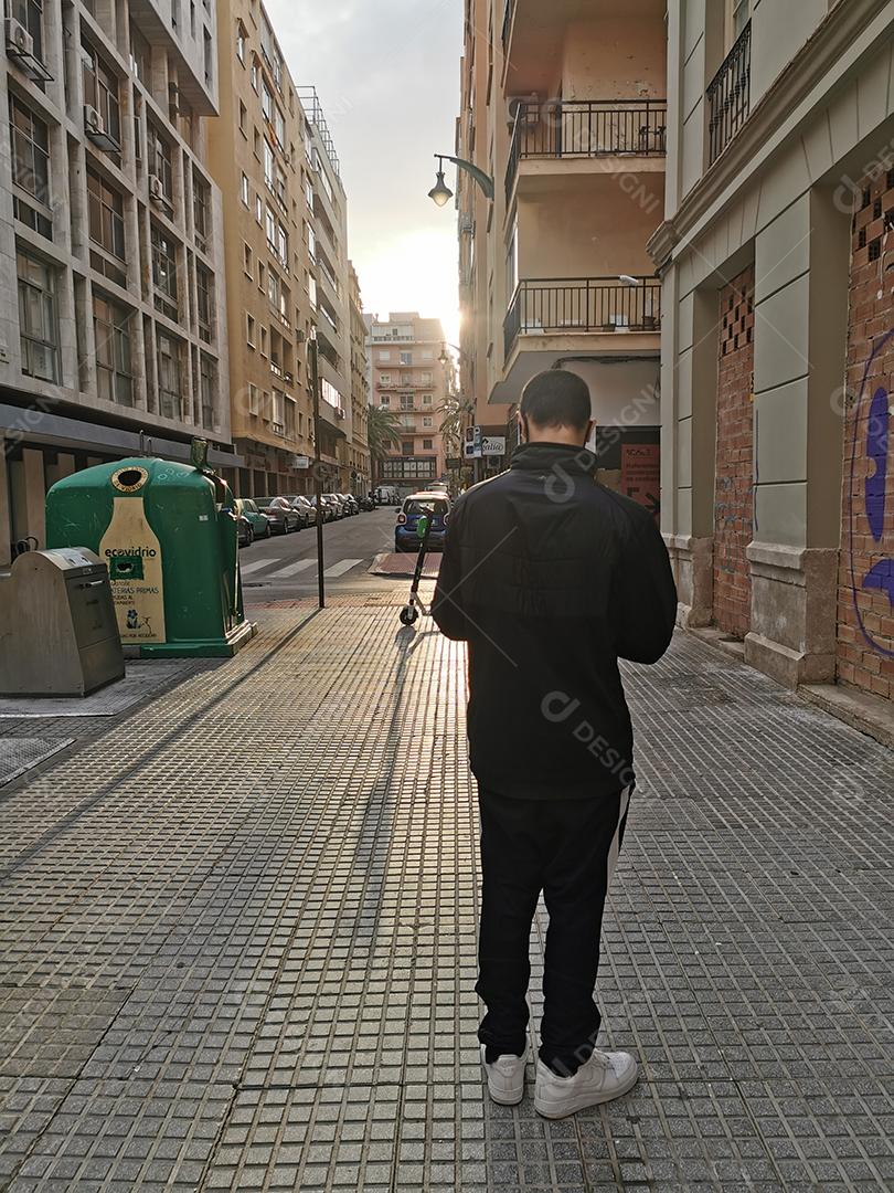 Málaga, Espanha - 3 de março de 2021: Vista de um jovem caminhando na área SOHO durante a pandemia.