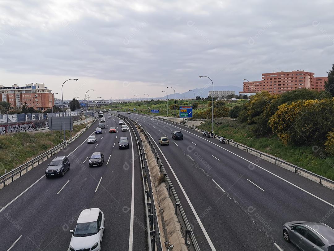 Málaga, Espanha - 04 de março de 2021: Alta vista da rodovia em Málaga Espanha.