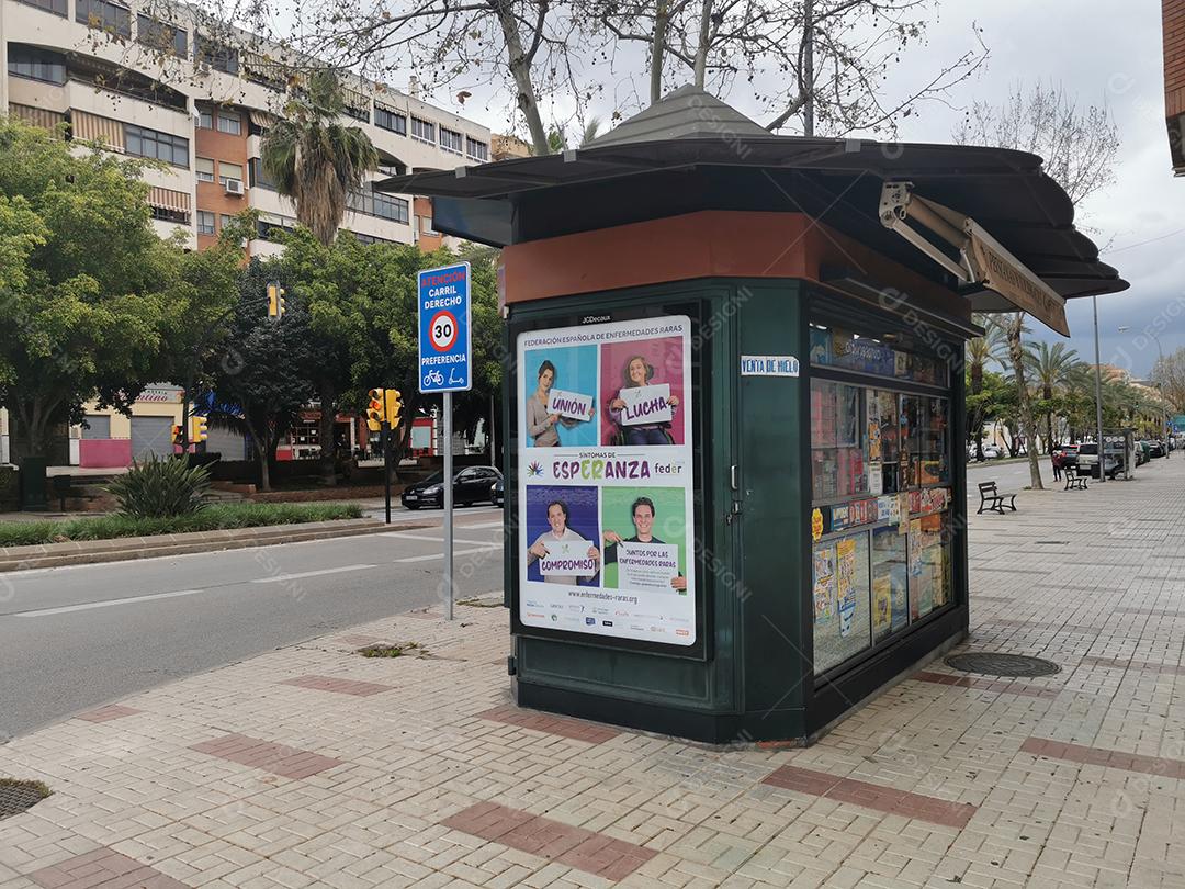 Vista de uma loja típica espanhola Kiosko em Málaga, Espanha.