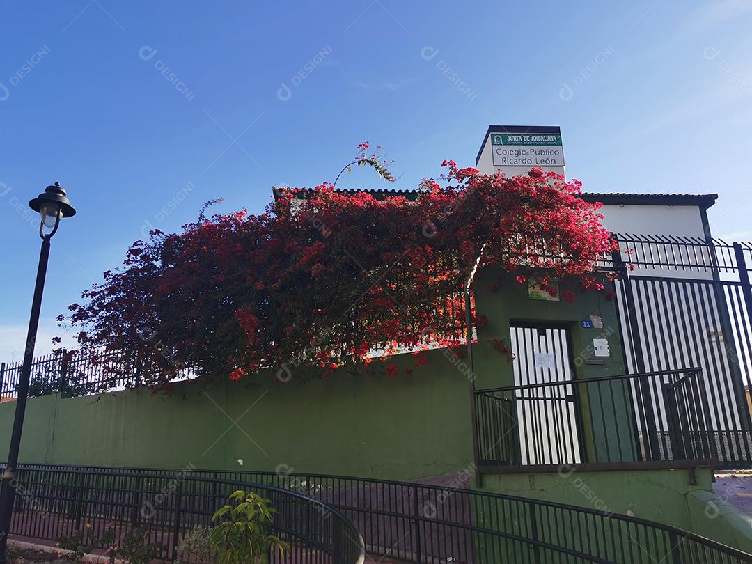 Málaga, Espanha - 18 de março de 2021: Vista da fachada de Ricardo Leon, escola pública espanhola.