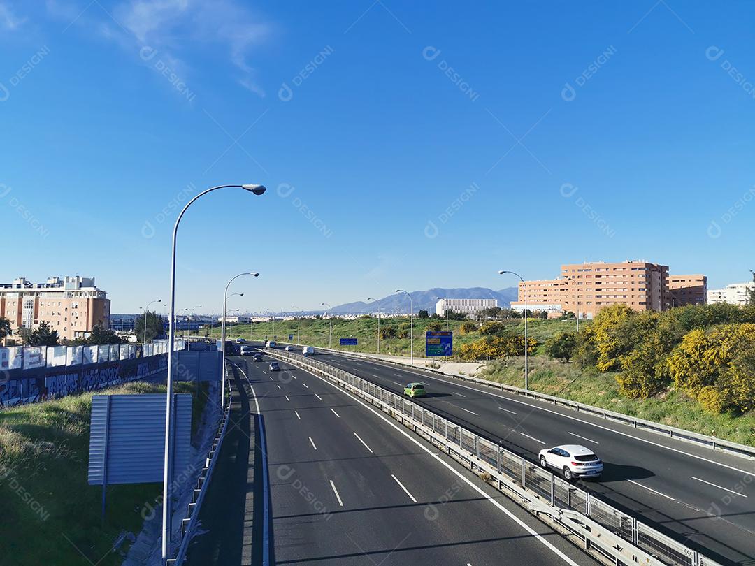 Málaga, Espanha - 12 de março de 2021: Alta vista de uma rodovia em Málaga, Espanha.