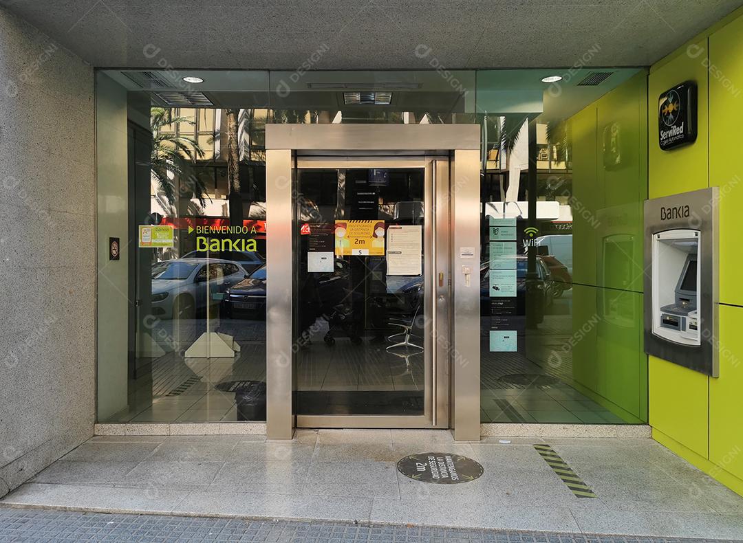 Málaga, Espanha - 13 de março de 2021: Vista do banco Bankia e ATM em Málaga Espanha.