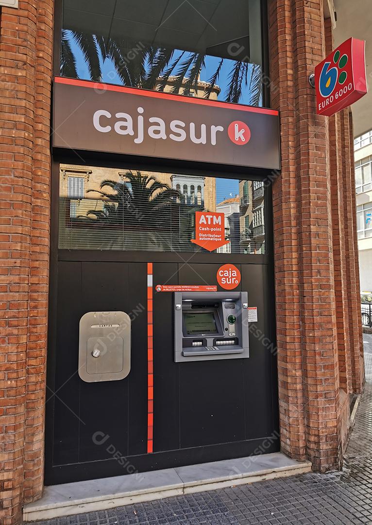 Málaga, Espanha - 13 de março de 2021: Vista do banco Cajasur e ATM em Málaga Espanha.