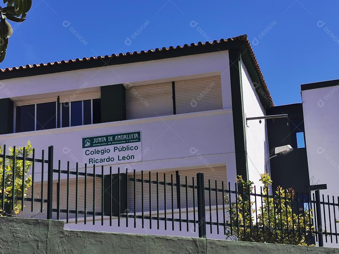 Málaga, Espanha - 18 de março de 2021: Vista da fachada de Ricardo Leon, escola pública espanhola.