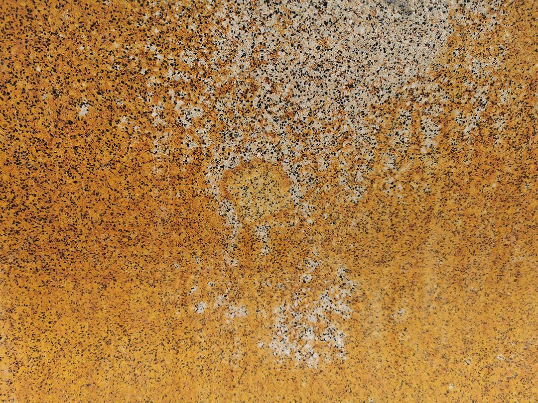 Moldura completa da velha peça de metal enferrujada