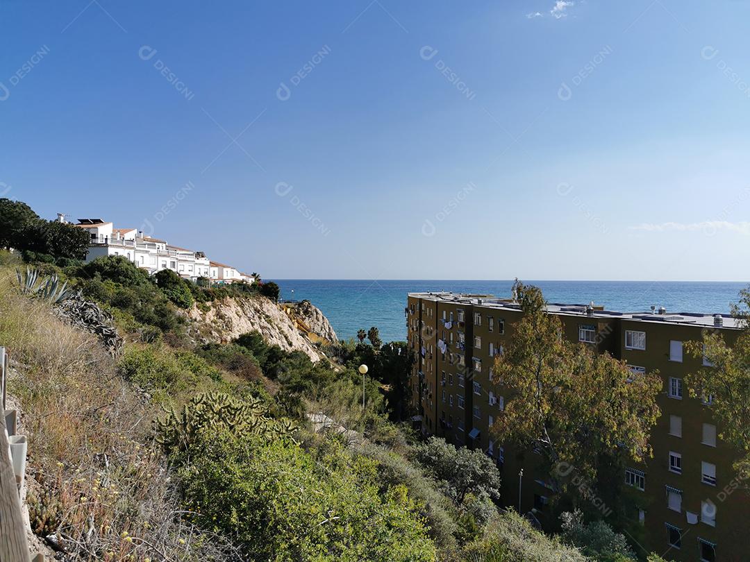 Ampla vista da praia e casas de La Cala del Moral, Espanha.