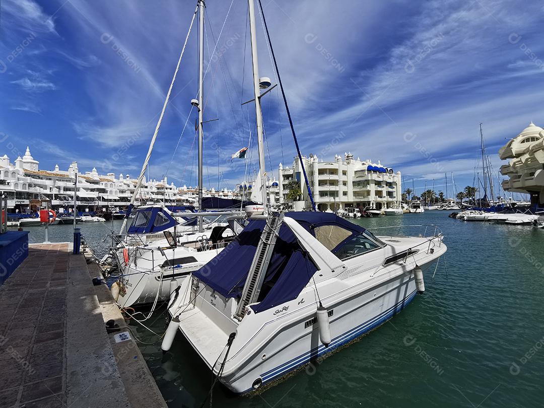 Benalmádena, Espanha - 12 de maio de 2021: Vista dos barcos ancorados na marina de Benalmadena.