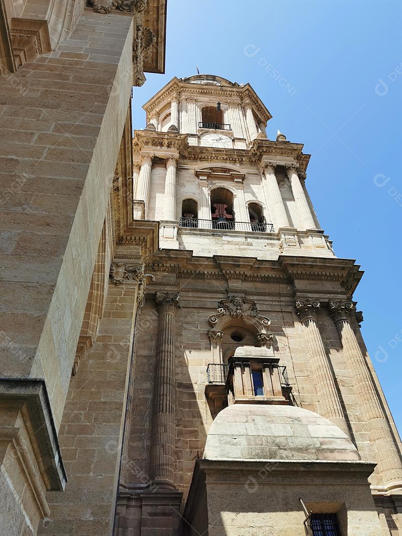 Vista do telhado da antiga catedral e do sino da torre em Málaga.