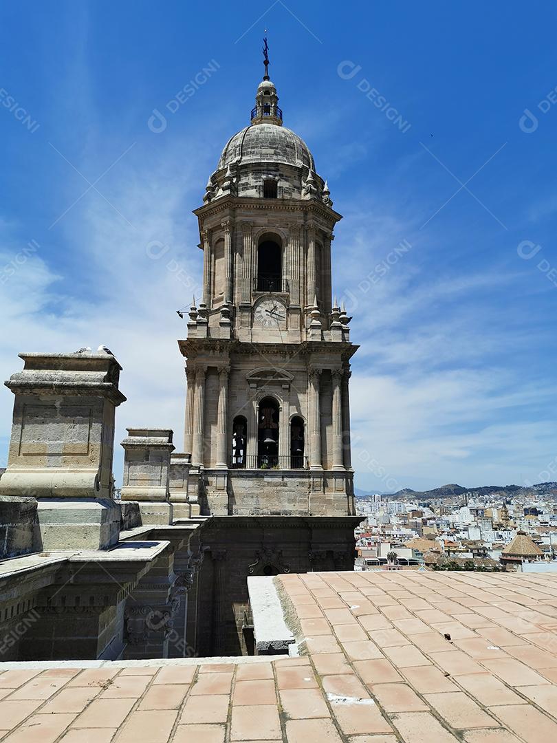 Vista do telhado da antiga catedral e do sino da torre em Málaga.
