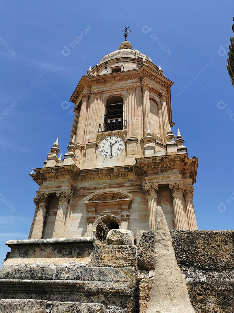 Vista do telhado da antiga catedral e do sino da torre em Málaga.