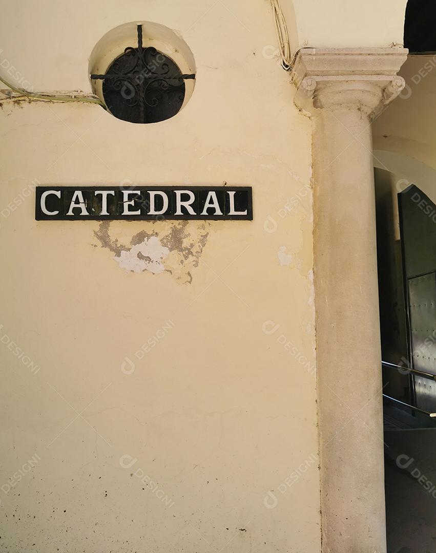 vista da entrada da catedral de málaga escrita catedral.