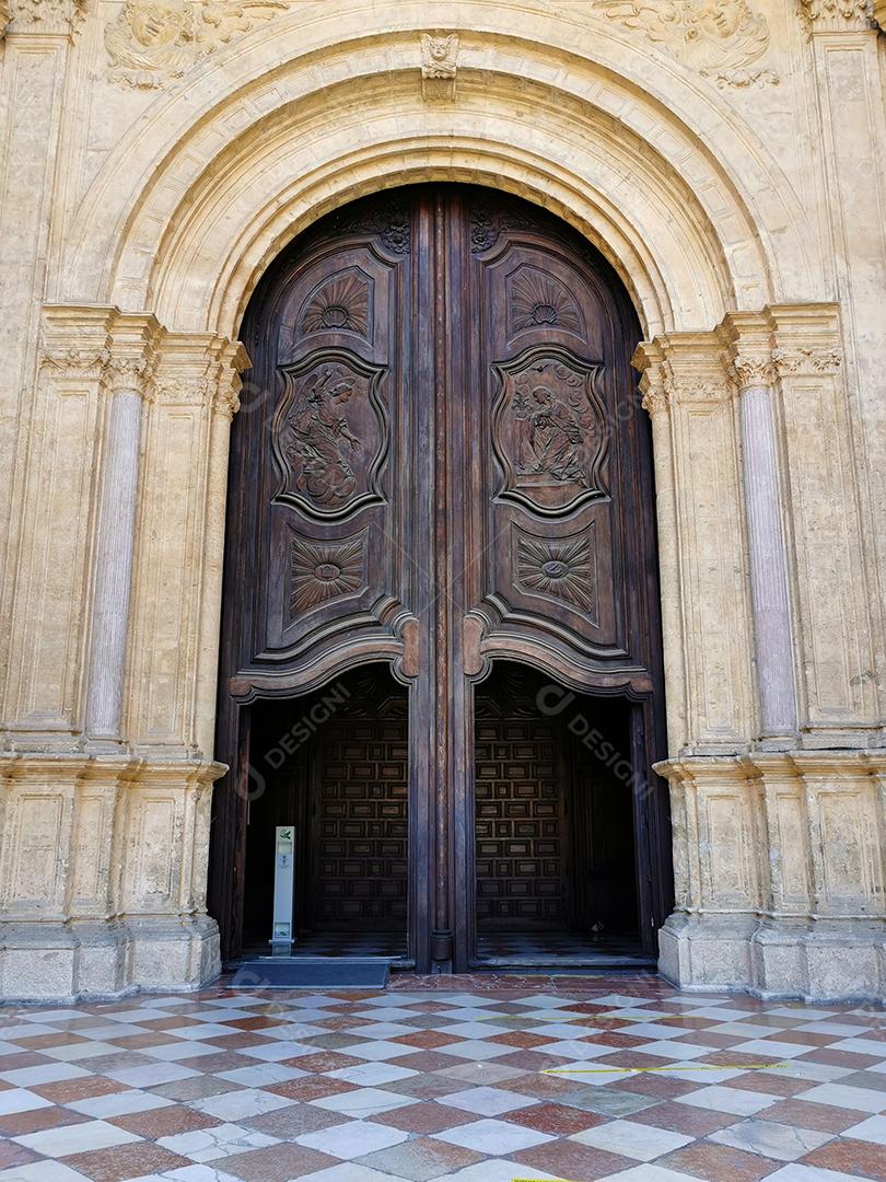 Esculturas de madeira decoram uma das portas da Catedral de Málaga, em Málaga, Andaluzia, Espanha.