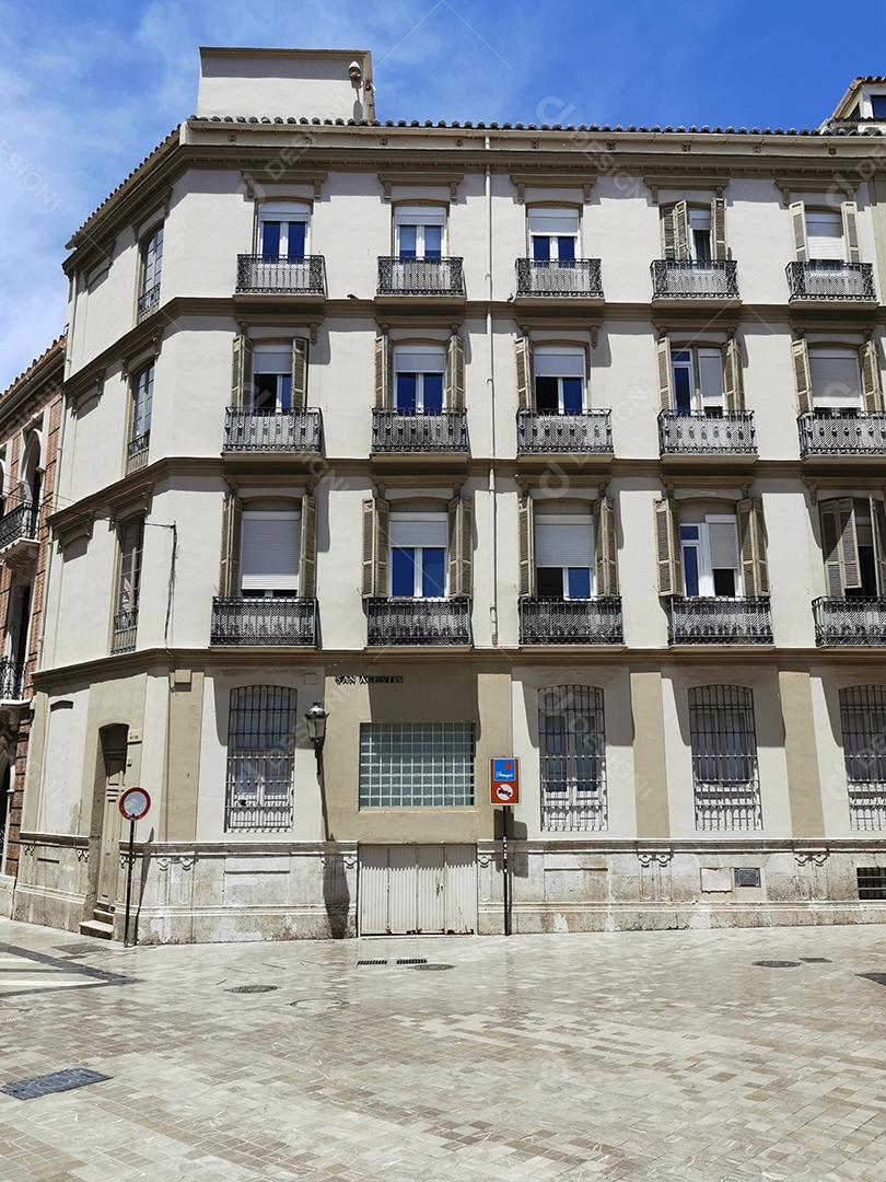Málaga, Espanha - 16 DE JUNHO DE 2021: Vista dos edifícios na rua San Agustin.
