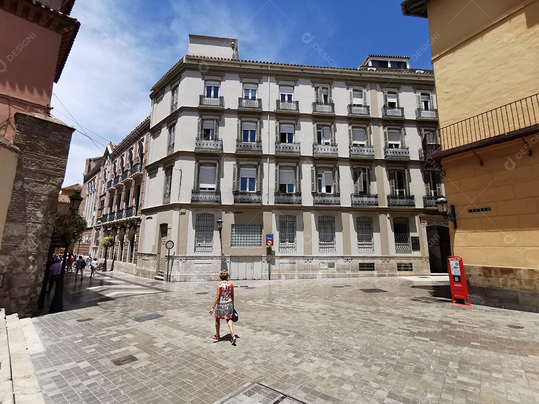 Málaga, Espanha - 16 DE JUNHO DE 2021: Vista dos edifícios na rua San Agustin.
