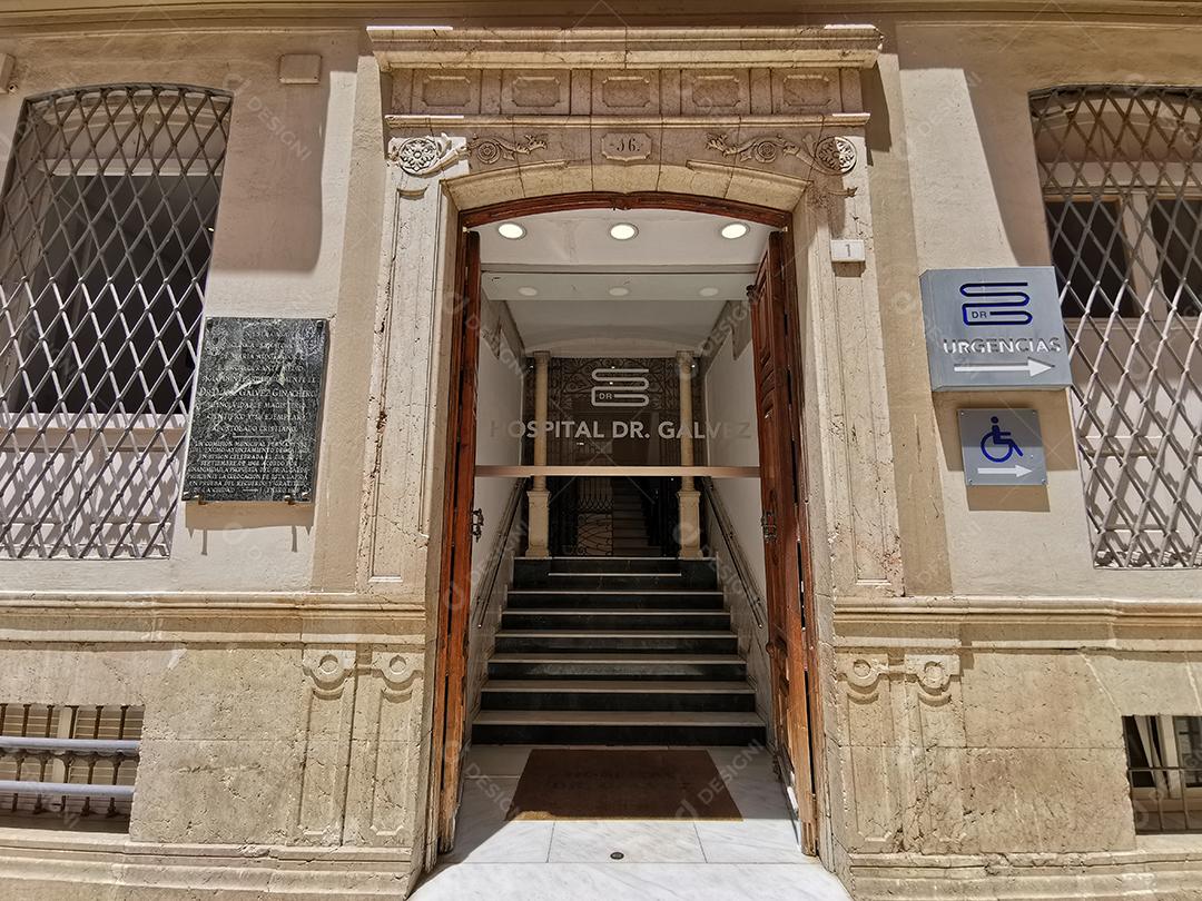 Málaga, Espanha - 16 DE JUNHO DE 2021: Vista da entrada e fachada do Hospital Dr. Galvés.