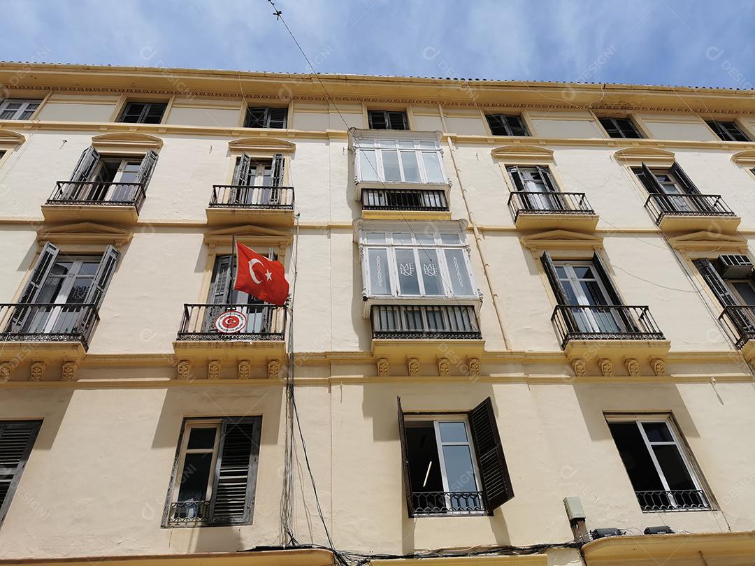 Málaga, Espanha - 16 DE JUNHO DE 2021: Vista da Embaixada da Turquia com bandeira.
