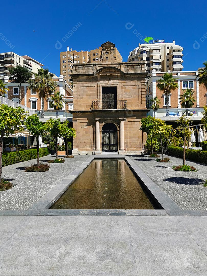 Málaga, Espanha - 20 DE JUNHO DE 2021: Vista da Capilla del Puerto de Málaga no Porto de Málaga.