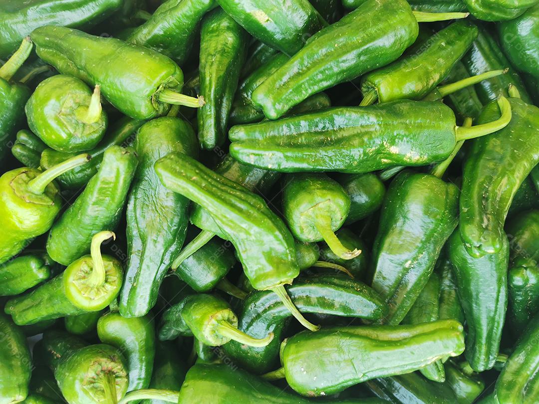 Quadro completo de pimentões verdes frescos.