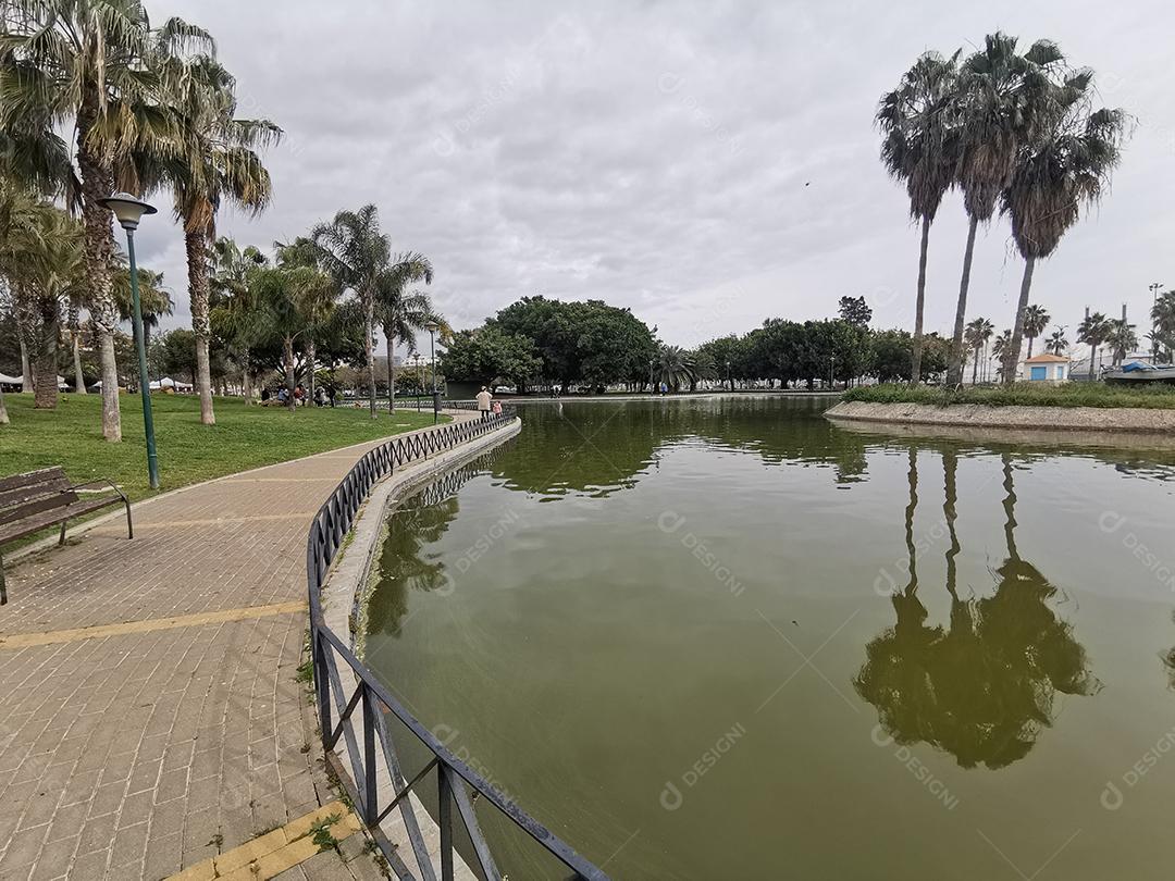 Vista ampla do Parque Huelin em Málaga, Espanha.